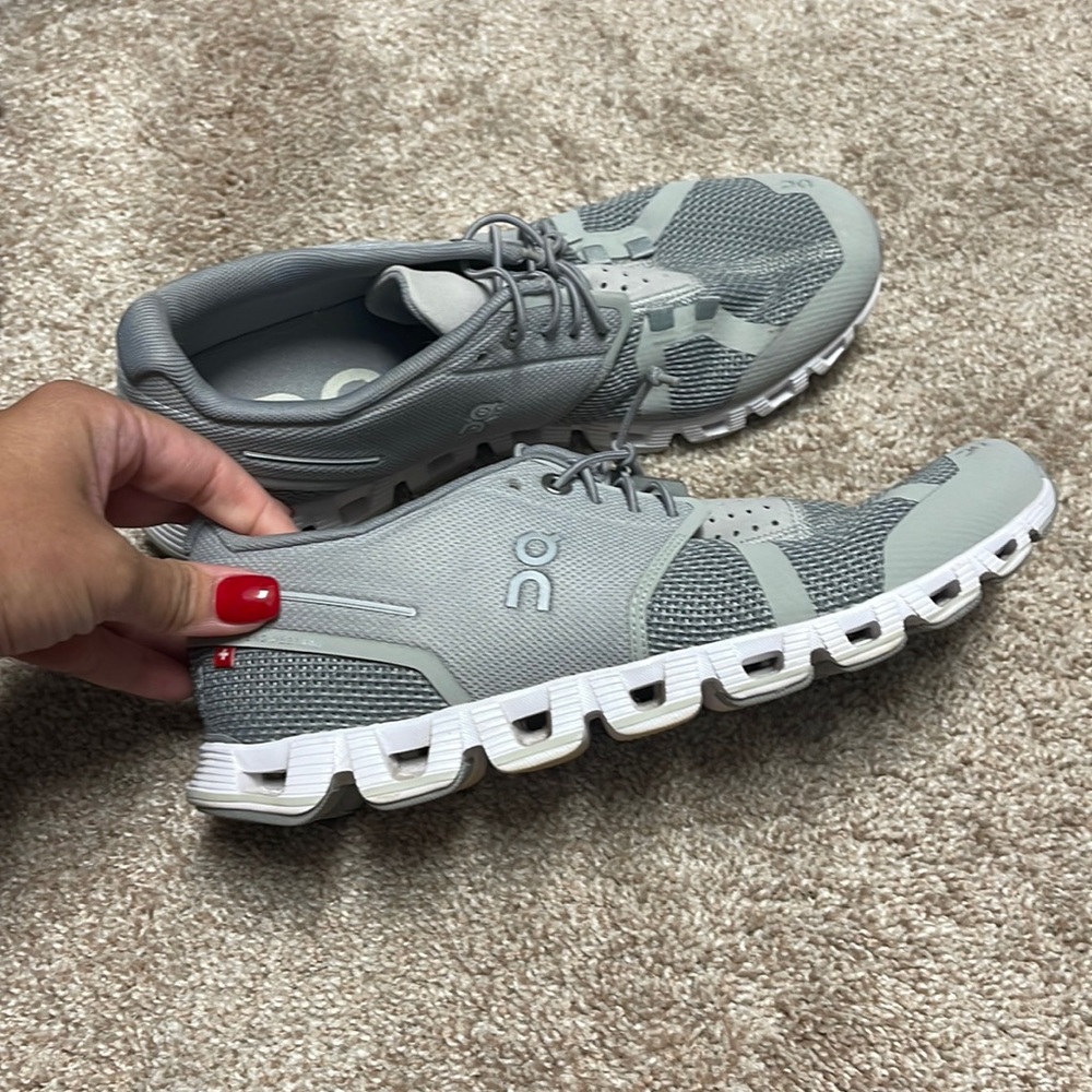 ON cloud. Size 8.